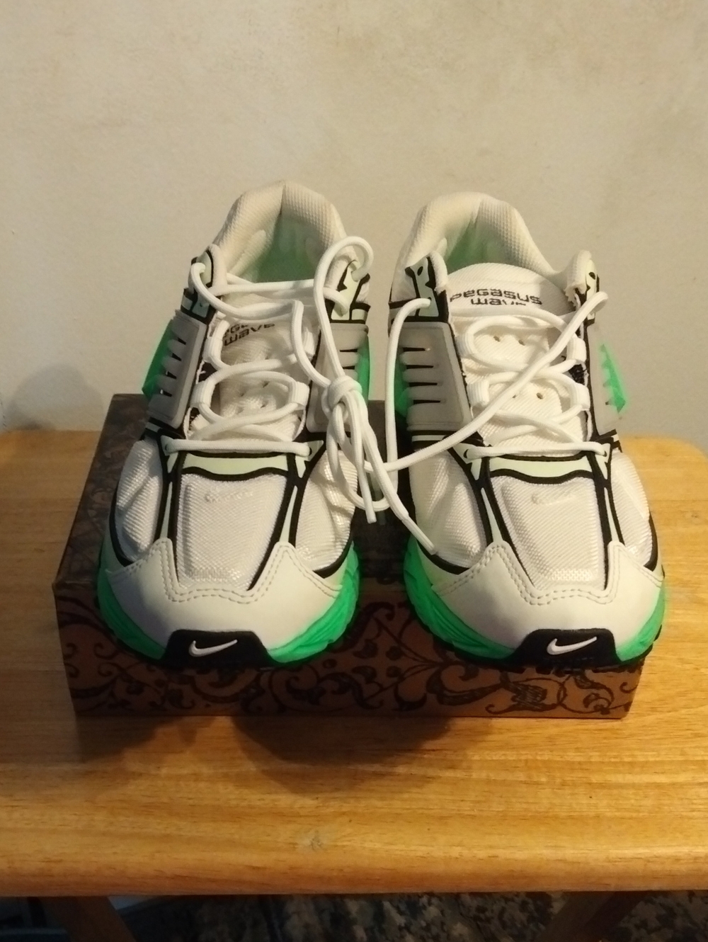 New Nike White and Bright Green Women's Sneakers Size 9